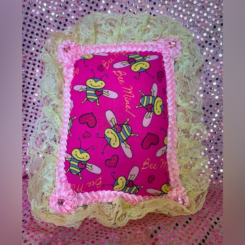 Hand Crafted Bee Mine Hanging Pillow Pomegranate-Scented - Picture 4 of 4